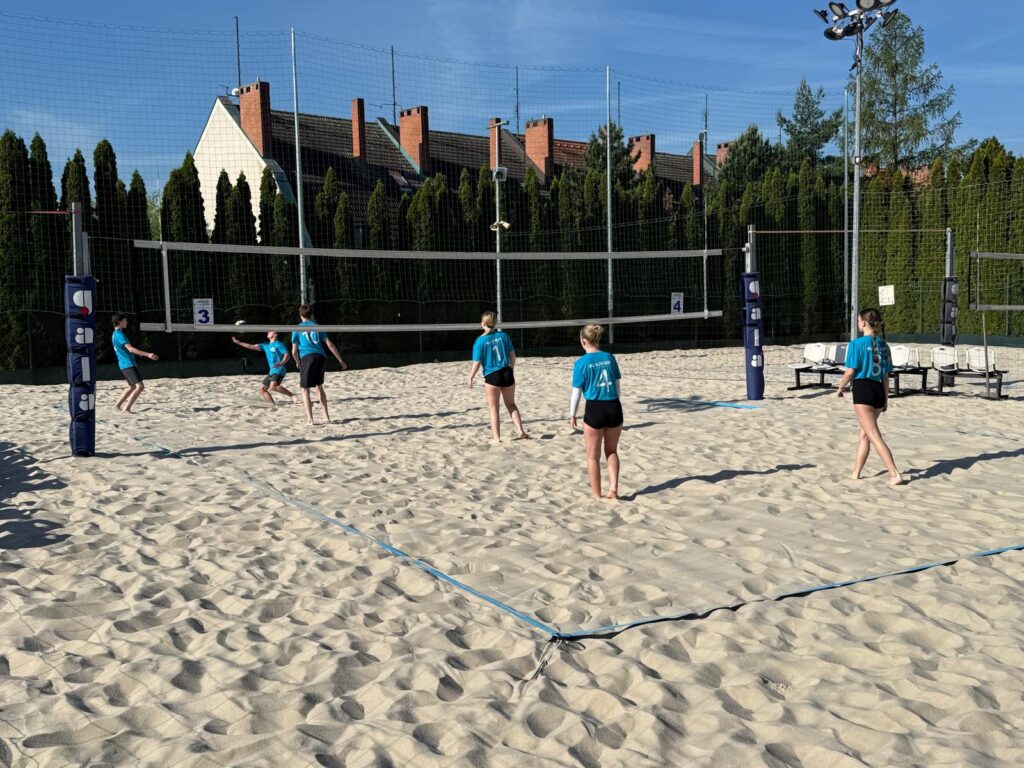 Beachvolejbal zakončil letošní sportovní turnaje Prahy 13 pro žáky druhého stupně